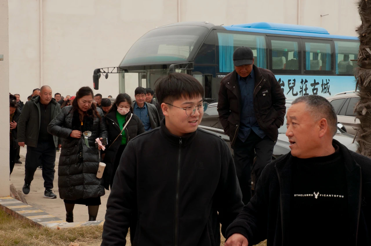共望未來(lái)，譜合作新篇：福農(nóng)農(nóng)資團(tuán)隊(duì)蒞臨新鄉(xiāng)中電、弗思特進(jìn)行參觀(guān)考察。